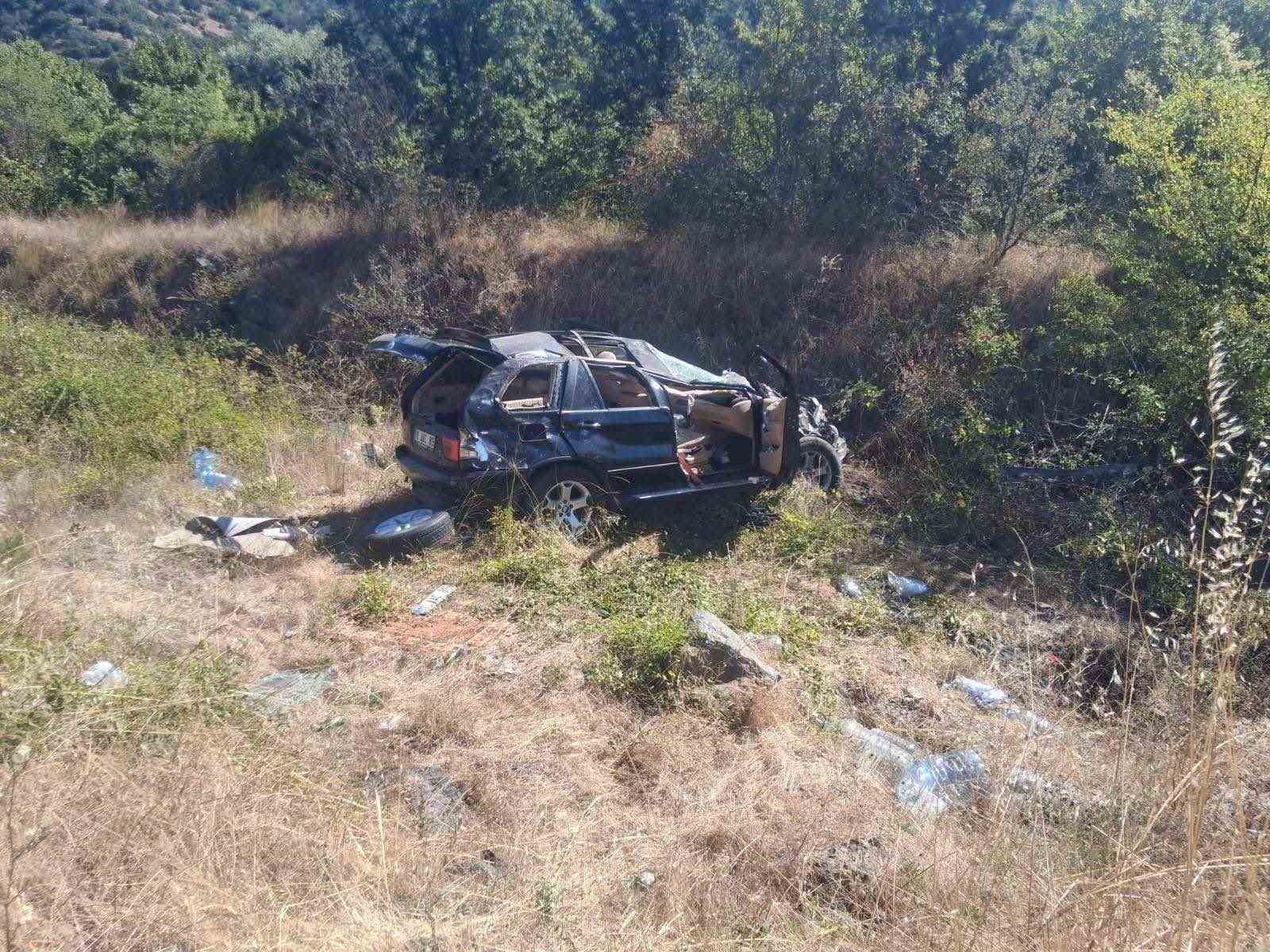 bilecik-te-otomobil-refuje-carpti-2-yarali