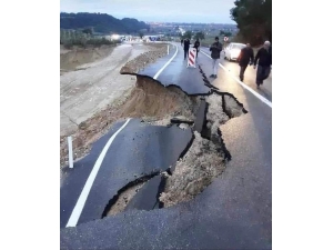 Adana’da Karayolu Çöktü