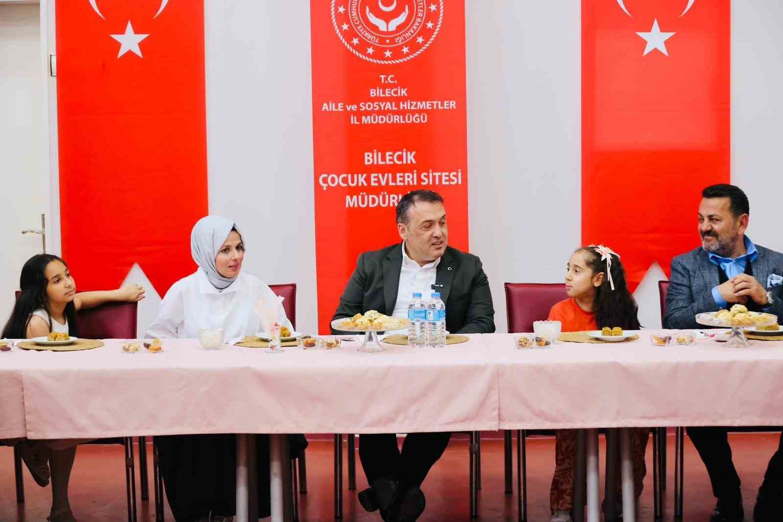 vali-sozer-ve-esi-zeynep-sozer-bayramda-cocuklar-ve-hastalarla-bir-araya-geldi