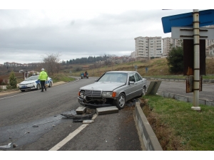 Otomobiliyle Refüje Çarpan 73 Yaşındaki Sürücü Yaralandı