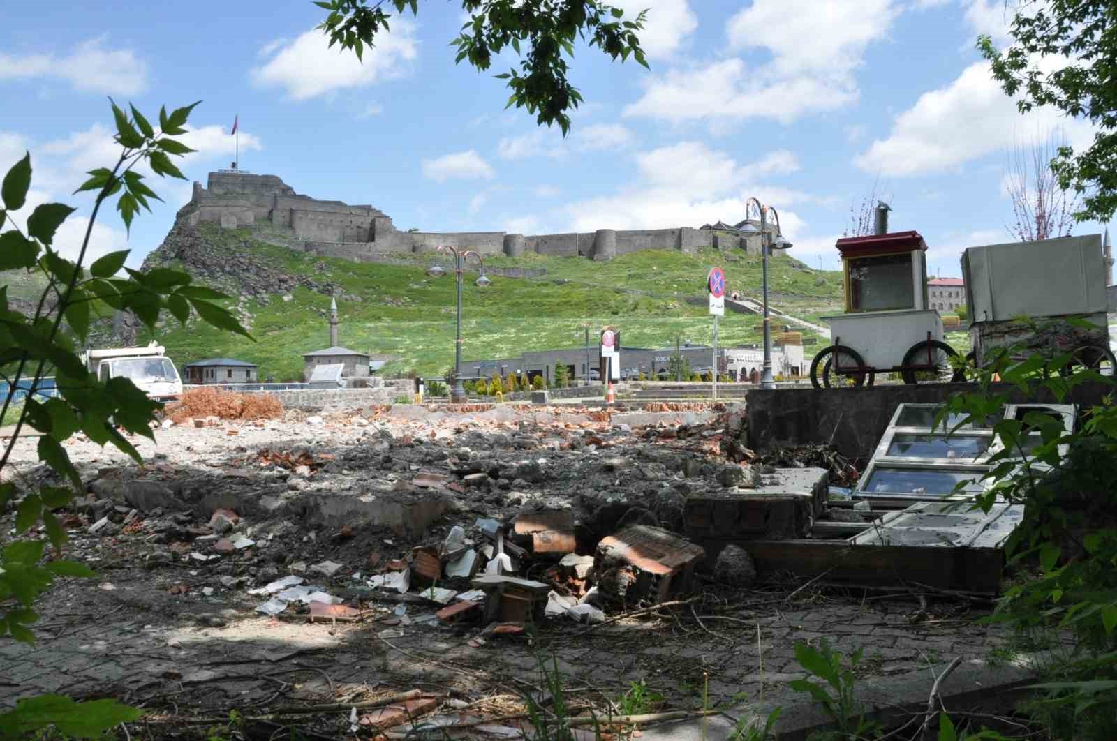 kars-ta-belediyeye-ait-bahce-insaat-kalintilariyla-tarihi-bolgeyi-olumsuz-etkiliyor