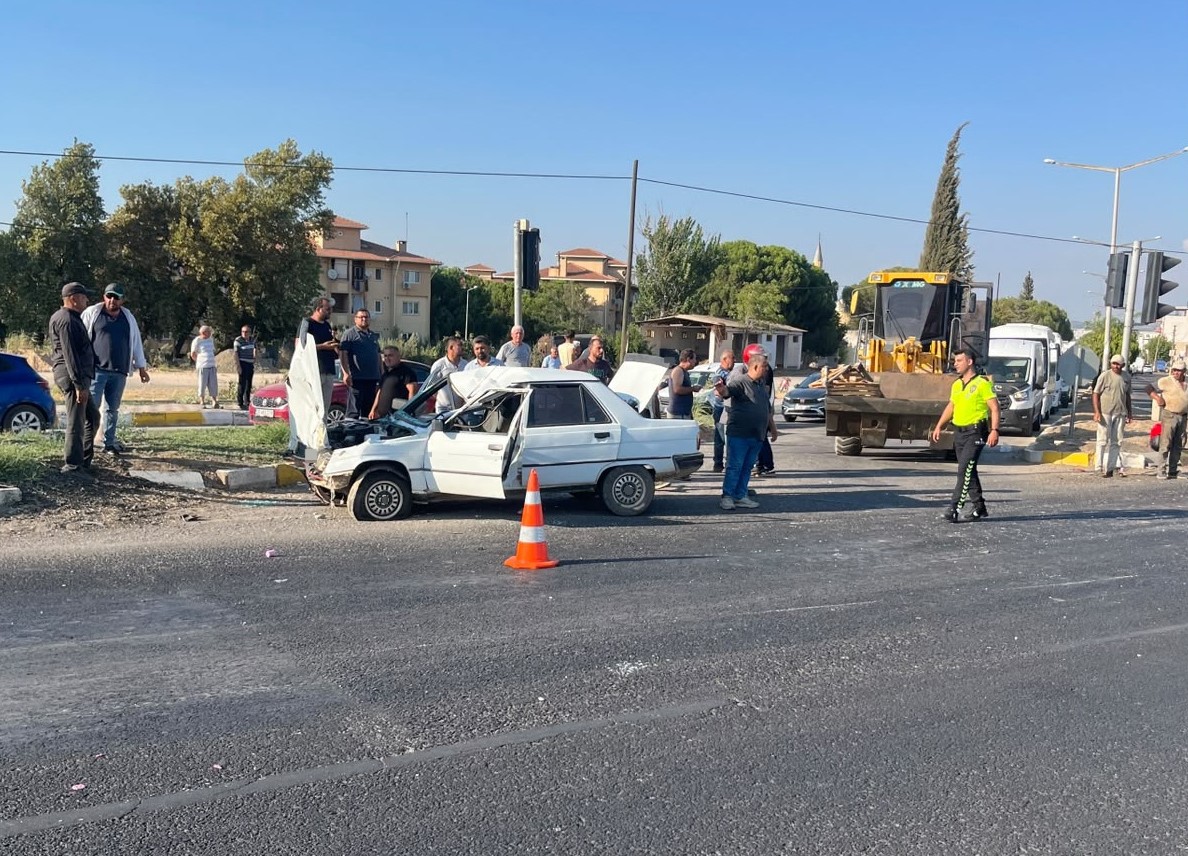 manisa-da-otomobil-ile-motosiklet-carpisti-4-yarali