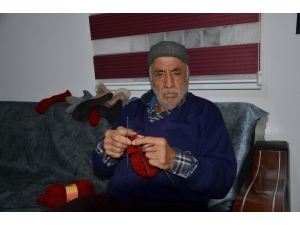 Babasından Öğrendi, 66 Yıldır El İşi Örüyor