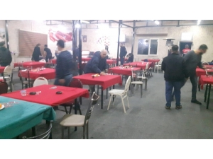İzmir’de Çay Ocaklarına Kumar Operasyonu: 33 Kişi Yakalandı
