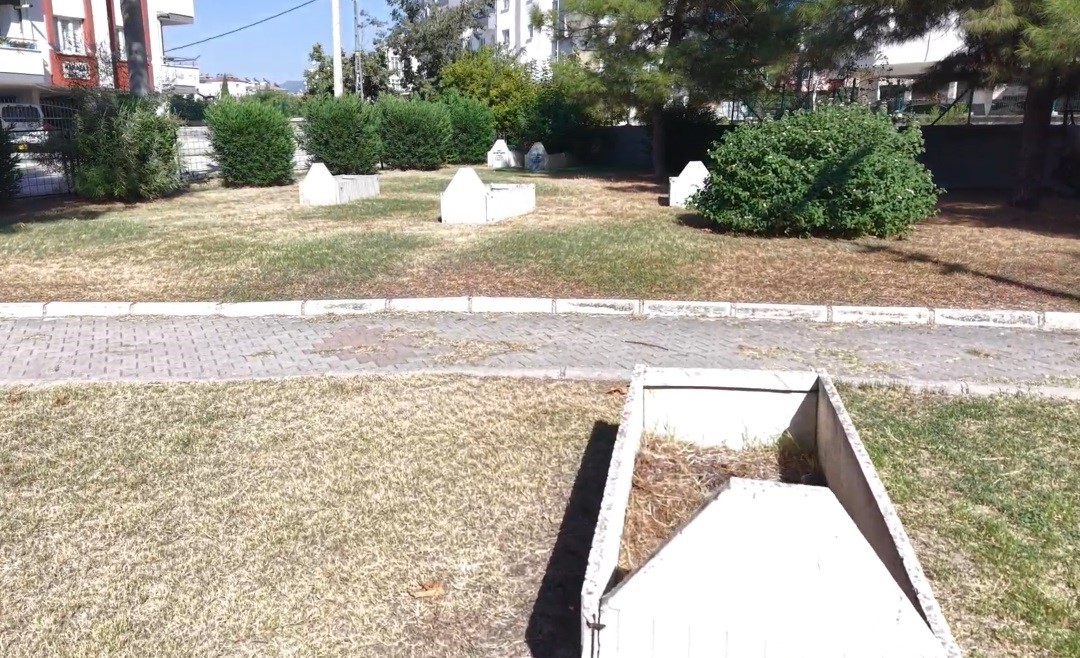 osmaniye-de-parkin-ortasindaki-mezar-taslari-dikkat-cekiyor