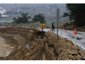 6 İlçeyi Adana’ya Bağlayan Karayolu Çöktü