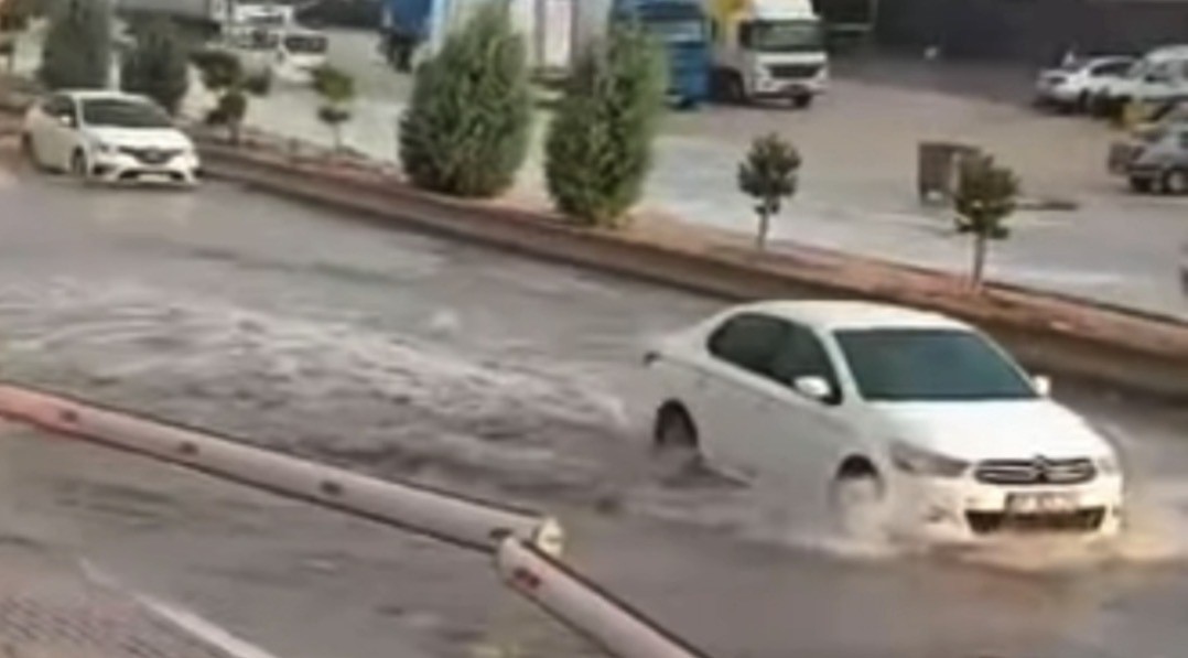 gaziantep-te-saganak-yagis-cadde-ve-sokaklari-gole-cevirdi