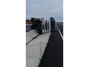 Tekirdağ’da Tırın Devrilmesi Sonucu Sürücü Yaralandı