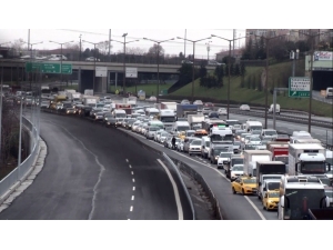 Tem Otoyolu’nu Trafiğe Kapatan İntihar Girişimi