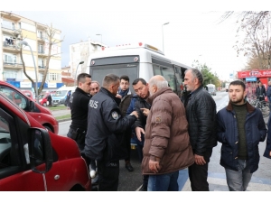 Sakarya’da Şehir Merkezindeki Durakta Hareketli Dakikalar