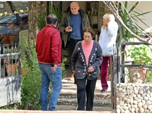 Hastane Dönüşü Yaşlı Kadına Kapkaç Şoku