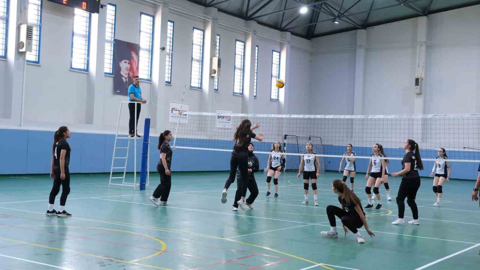 okul-sporlarinda-voleybol-heyecani-devam-ediyor