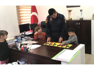 Minik Öğrenciler Jandarma Komutanıyla Oyun Oynadı