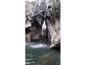 Kastamonu’da Horma Kanyonu’nda Suya Düşen Karaca Kurtarıldı