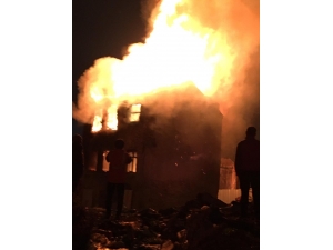 Fatih’te Metruk Bina Alev Alev Yandı