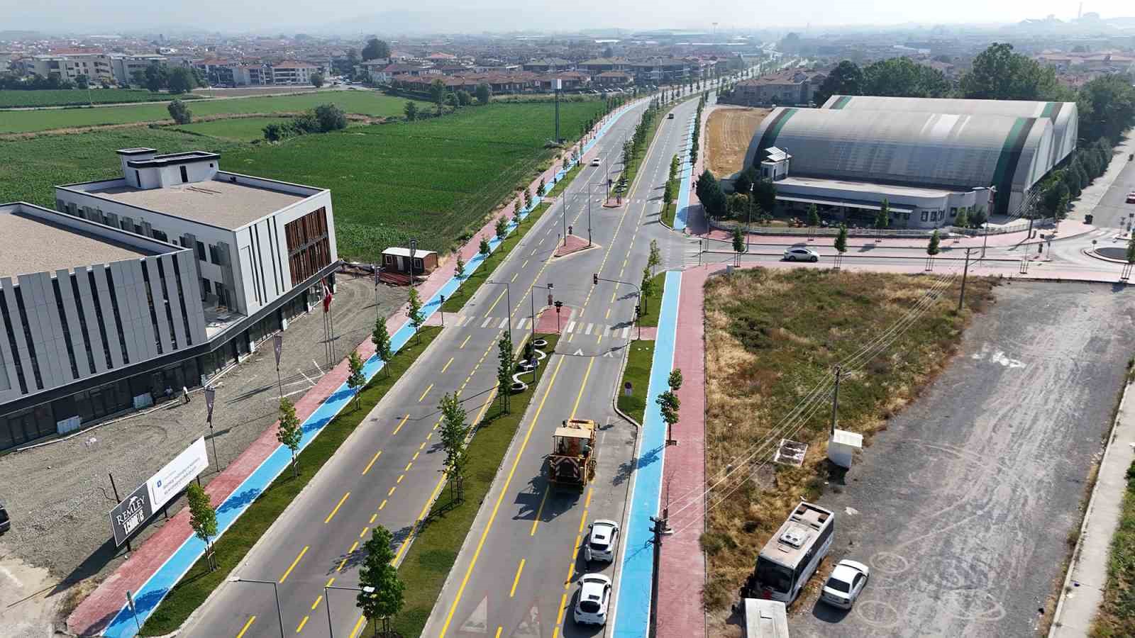 buyuksehir-yol-cizgilerini-yenileyerek-guvenli-ulasimi-guclendiriyor