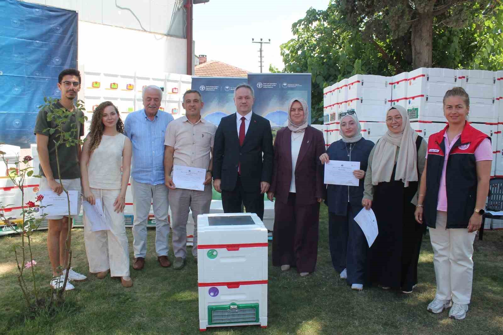 genc-aricilara-380-adet-arisiz-strafor-kovan-dagitildi