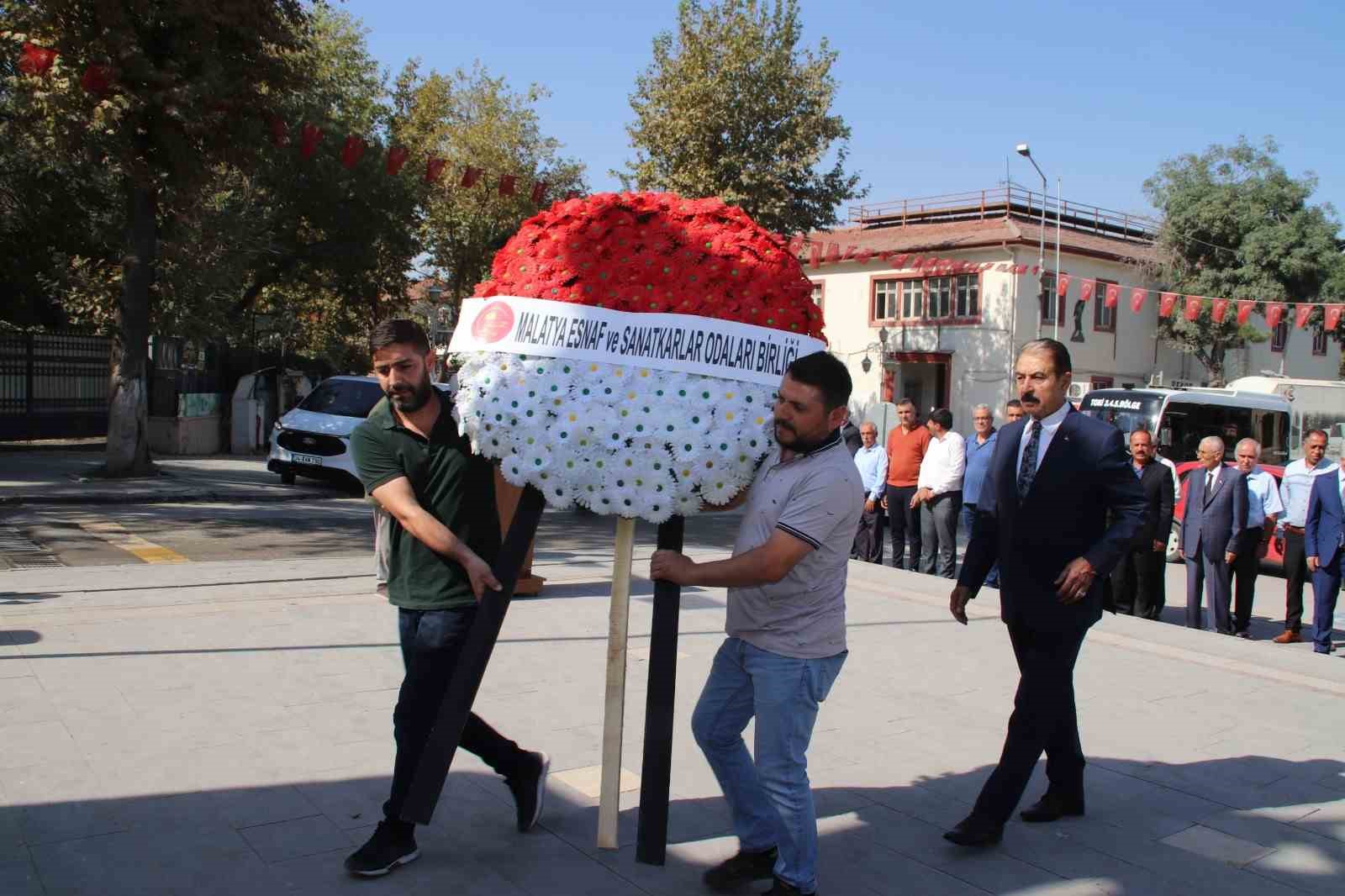 malatya-da-ahilik-haftasi-icin-ataturk-aniti-na-celenk-sunuldu