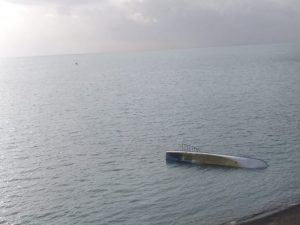 Tekne Devrilince Yüzerek Kıyıya Çıkmışlar