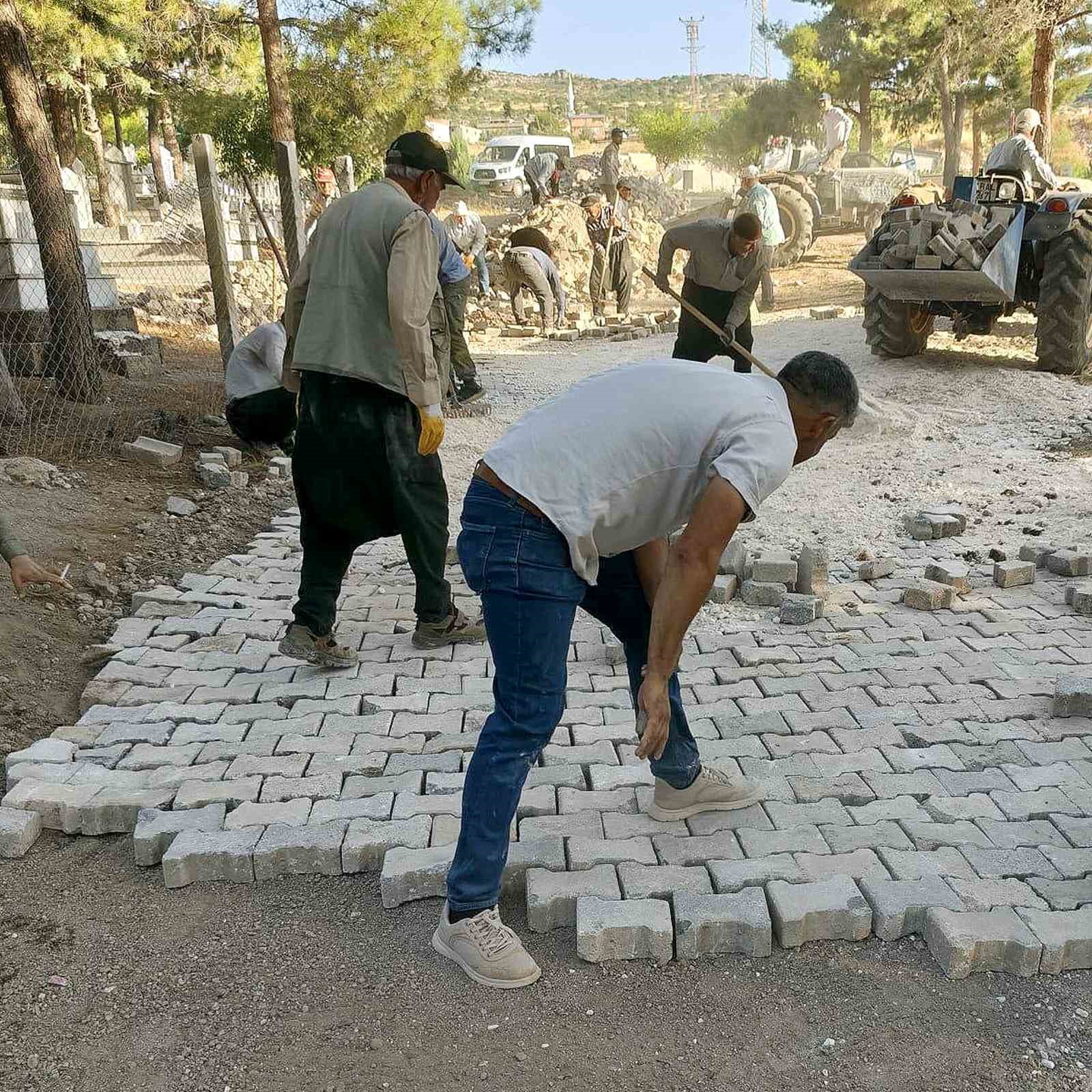 araban-da-mahalle-mezarligi-imece-usuluyle-parke-tasina-kavustu