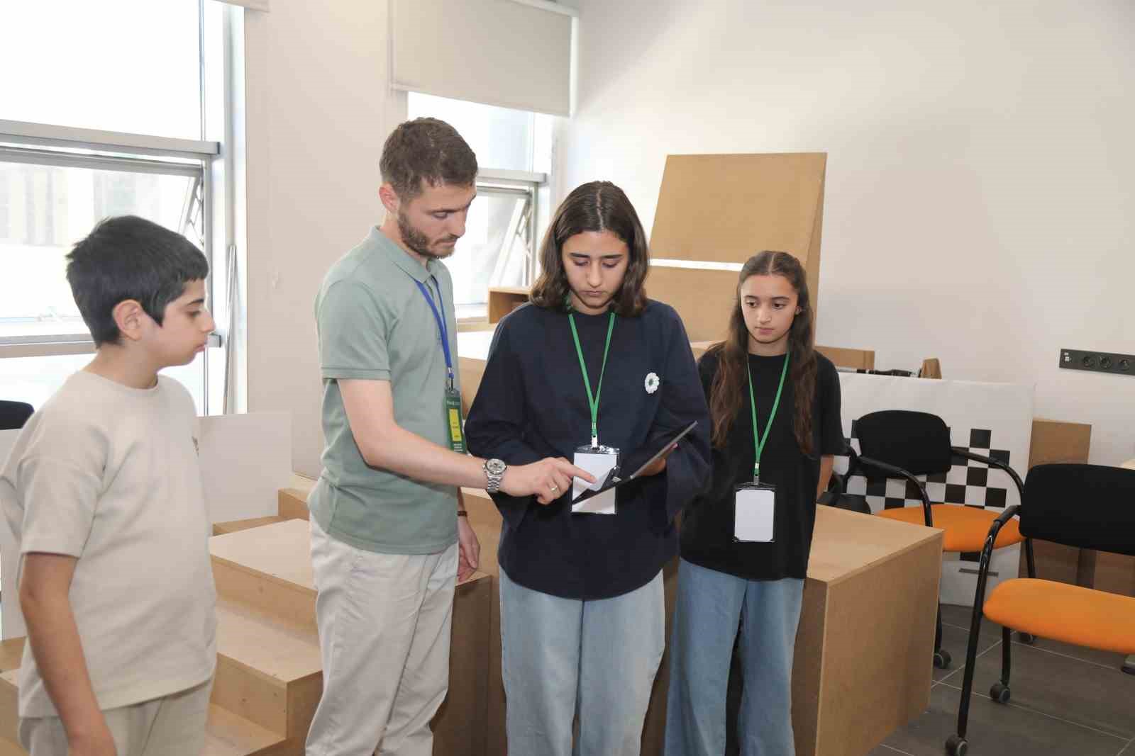 ortaokul-ve-lise-ogrencileri-btu-de-robotlarla-tanisti