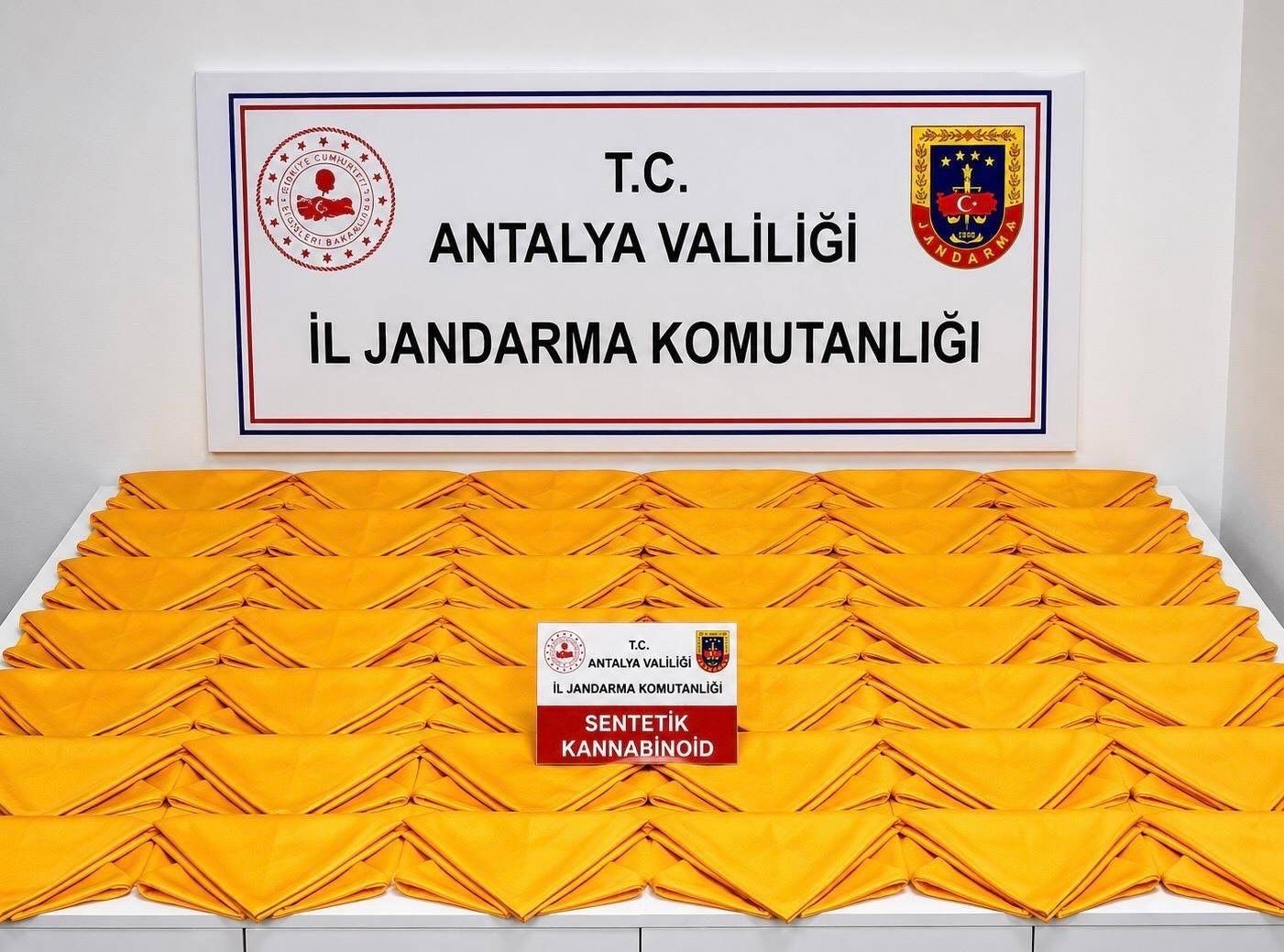 alanya-da-otel-odasinda-537-bin-600-kullanimlik-uyusturucu-madde-ele-gecirildi