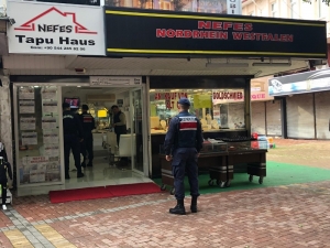 Suçüstü Yakalanan Kuyumcu Hırsızının Kıyafeti Pes Dedirtti