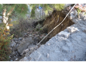 Manisa’da Toprak Kayması Okulun Bahçe Duvarlarına Zarar Verdi