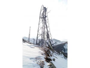 Şiddetli Rüzgar Verici Direğini Kağıt Gibi Katladı