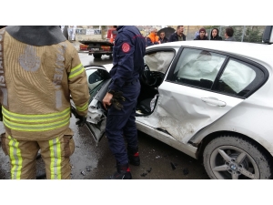 Pendik’te Lüks Otomobiller Birbirine Girdi: 2 Yaralı