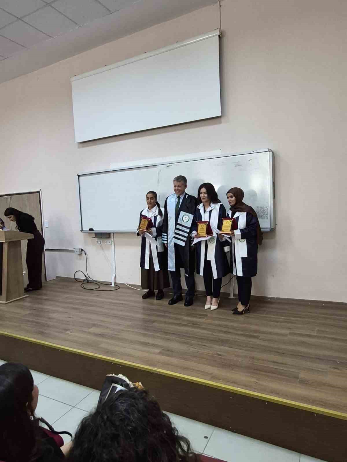 igdir-universitesi-turk-dili-ve-edebiyati-bolumu-mezunlarini-plaket-ve-belgelerle-ugurladi
