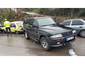 Samsun’da Cip Park Halindeki Araçlara Çarptı: 1 Yaralı