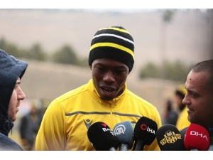 Teenage Hadebe: "Türkiye’nin Büyük Takımlarında Forma Giymek İsterim"