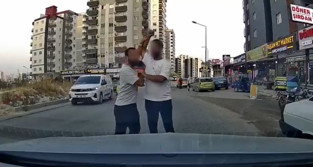 adana-da-trafikte-tartistigi-surucuye-testereyle-saldiran-sahis-kamerada