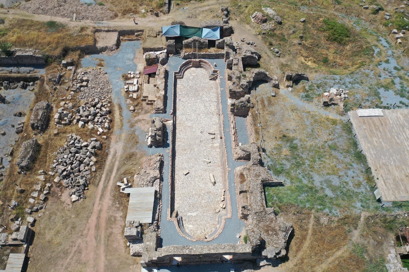 bakan-ersoy-tralleis-te-2-bin-yillik-300-kisilik-antik-havuz-gun-yuzune-cikarildi