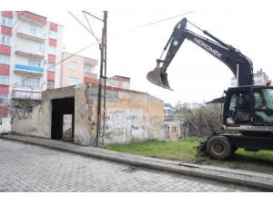 İlkadım’daki Metruk Binalar Yıkılıyor