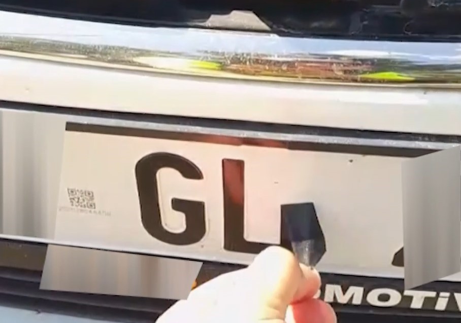 plakada-bant-ile-yapilan-harf-degisikligine-140-bin-tl-ceza-30-gun-trafikten-men