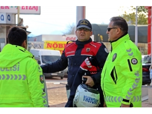 Kazada Yaralanan Arkadaşının Üniforması Ve Kaskını Uzun Süre Elinden Bırakmadı