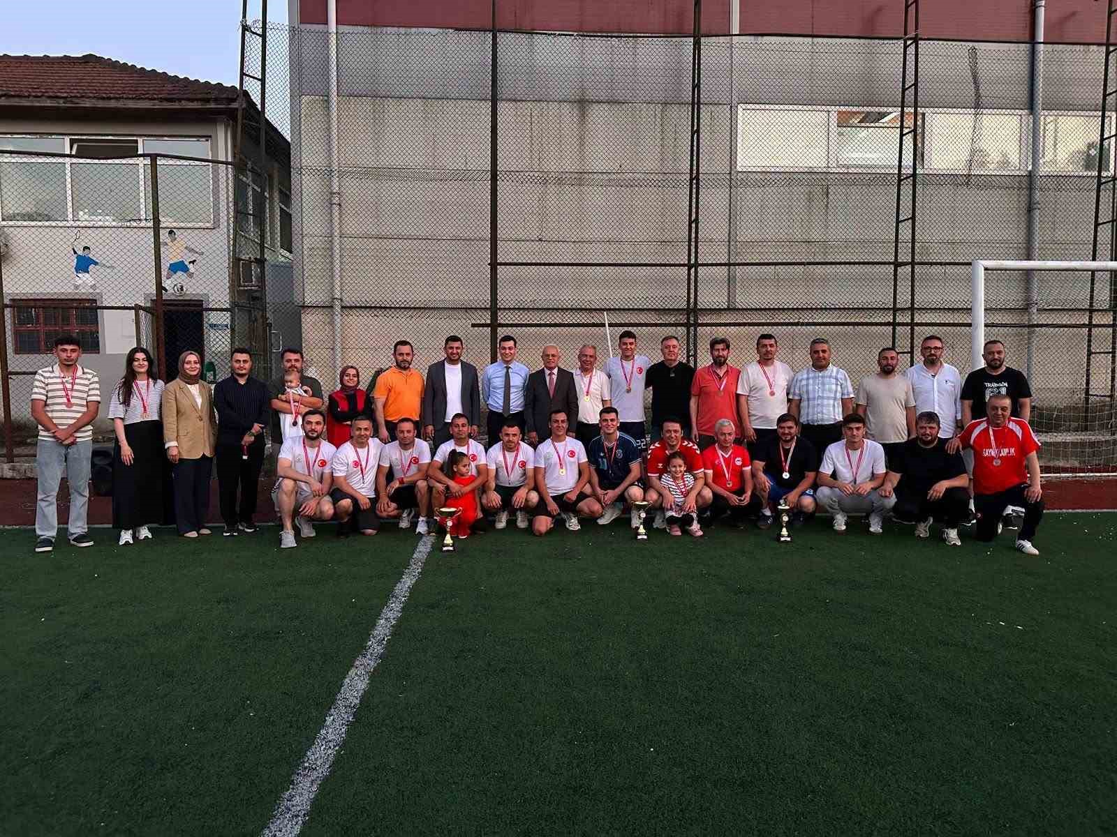kurumlar-arasi-voleybol-turnuvasi-buyuk-heyecana-sahne-oldu