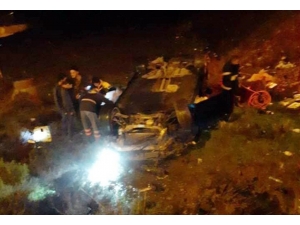 Hafif Ticari Araçla Otomobil Çarpıştı: 1 Ölü, 3 Yaralı