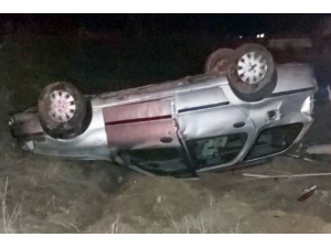 Yavru Köpeğe Çarpmamak İçin Manevra Yapan Otomobil Takla Attı: 2 Yaralı