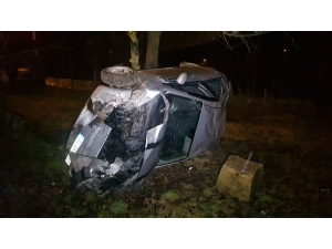 Otomobil 35 Metreden Araziye Uçtu: 2 Yaralı