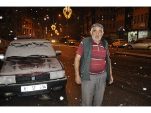 Akşam Saatlerinde Başlayan Kar Yağışı Afyonkarahisar’lı Vatandaşları Sevindirdi