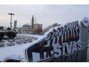 Sivas’ta Kar Yağışı Etkili Oldu, 61 Köy İle Ulaşım Kesildi