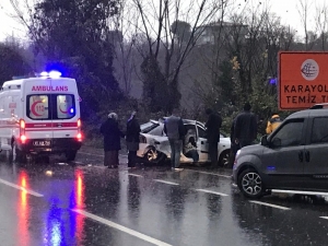 Yağışlı Havada Direksiyon Hakimiyetini Kaybetti 2 Kişi Yaralandı