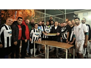 Ak Partili Mustafa Savaş’tan Gazetecilere Baklava Dopingi