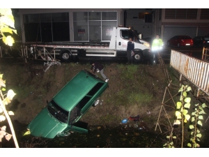 Kanala Uçan Otomobilden Burnu Bile Kanamadan Çıktı