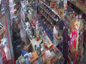 Kahve Keyfi Yaptığı Komşu Marketten Sigara Çaldı