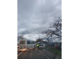 Okul Servisi İle Otomobil Çarpıştı 4 Yaralı