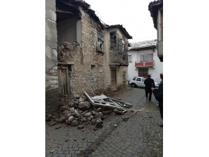 Beyşehir’de Tescilli Yapının Dış Cephe Duvarı Yola Çöktü